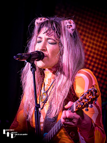 Lee-la Baum on vocals & guitar