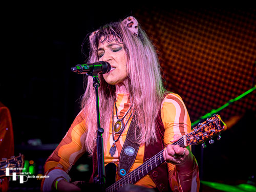 Lee-la Baum on vocals & guitar