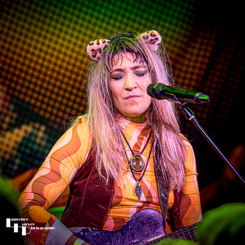 Lee-la Baum on vocals & guitar