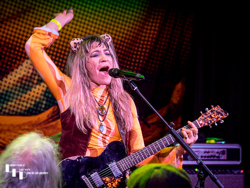 Lee-la Baum on vocals & guitar