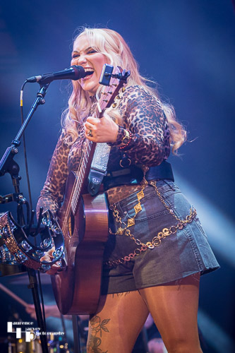 Georgia Nevada on vocals & guitar