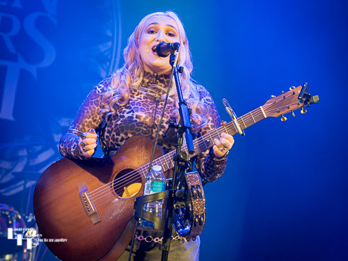 Georgia Nevada on vocals & guitar