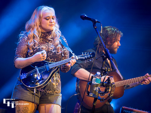 Georgia Nevada on vocals & mandolin