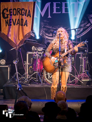 Georgia Nevada on vocals & guitar