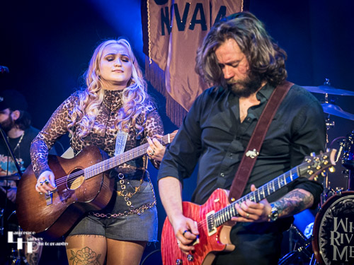 Georgia Nevada on vocals & guitar, Edd Robinson on guitar