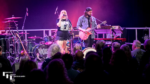 Georgia Nevada on vocals & guitar, Edd Robinson on guitar