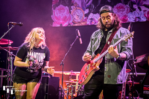 Georgia Nevada on vocals & guitar, Edd Robinson on guitar