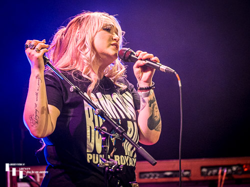 Georgia Nevada on vocals & guitar