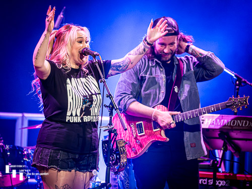 Georgia Nevada on vocals & guitar, Edd Robinson on guitar