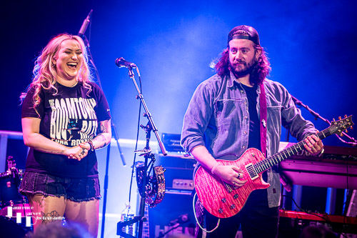 Georgia Nevada on vocals & guitar, Edd Robinson on guitar