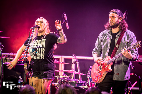 Georgia Nevada on vocals & guitar, Edd Robinson on guitar