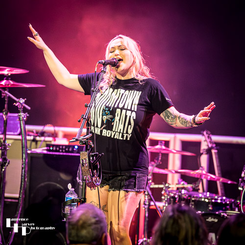 Georgia Nevada on vocals & guitar