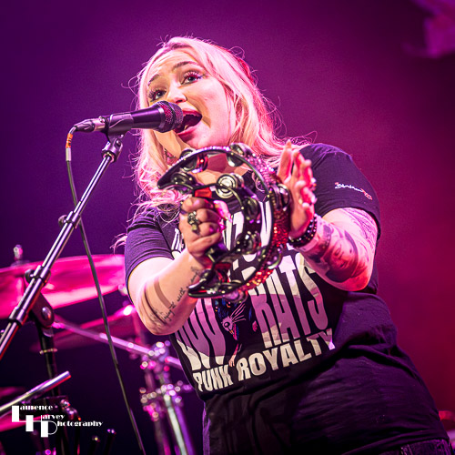 Georgia Nevada on vocals & guitar