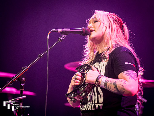 Georgia Nevada on vocals & guitar