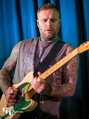 Kris Barras on guitar & vocals