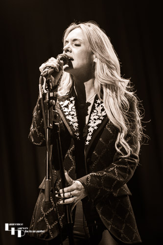 Laura Evans on vocals
