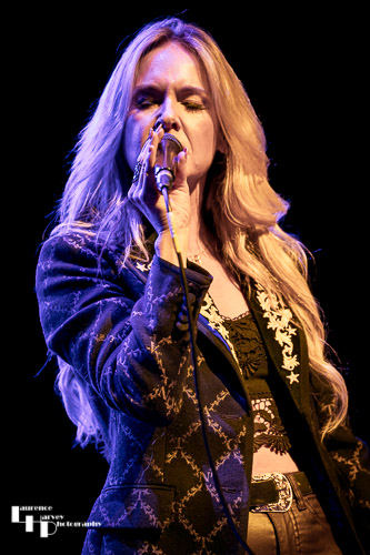 Laura Evans on vocals