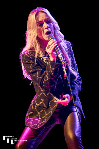 Laura Evans on vocals