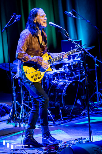 Robben Ford on guitar & vocals
