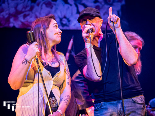 Peter Yeomans & Sarah Warren on vocals, Nick Singleton on guitar