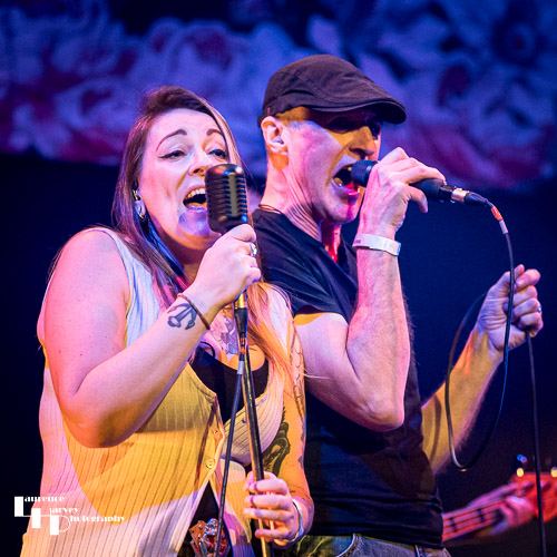 Peter Yeomans & Sarah Warren on vocals, Nick Singleton on guitar