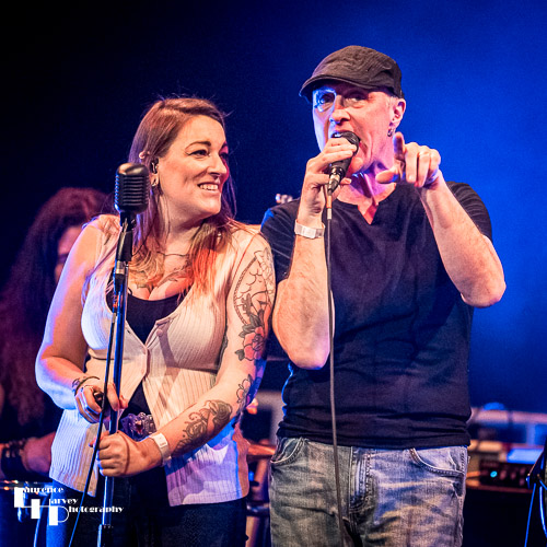 Peter Yeomans & Sarah Warren on vocals, Nick Singleton on guitar