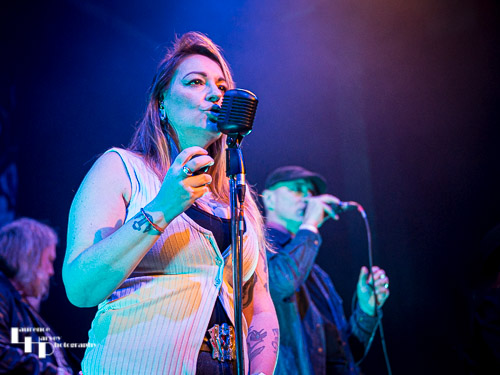 Sarah Warren on vocals