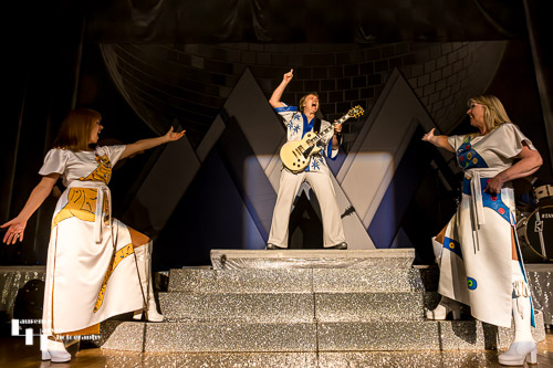 'Frida'  & 'Agnetha' on vocals, 'Bjorn' (Julian Dodd) on guitar