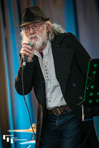 Dave Bowyer on vocals & harmonica