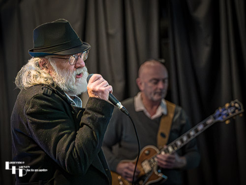 Dave Bowyer on vocals & harmonica