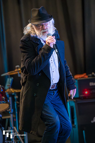 Dave Bowyer on vocals & harmonica