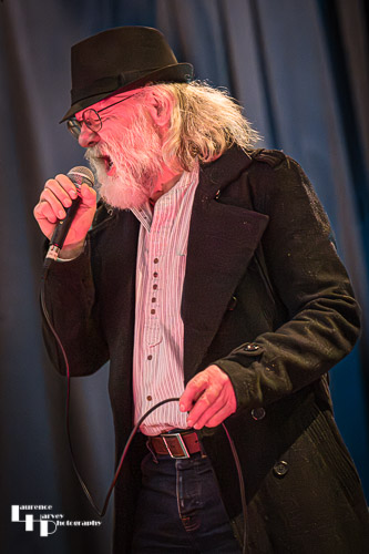 Dave Bowyer on vocals & harmonica