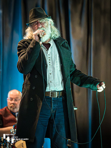 Dave Bowyer on vocals & harmonica