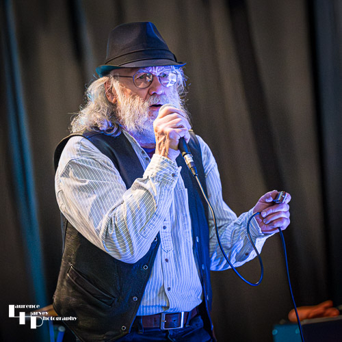 Dave Bowyer on vocals & harmonica