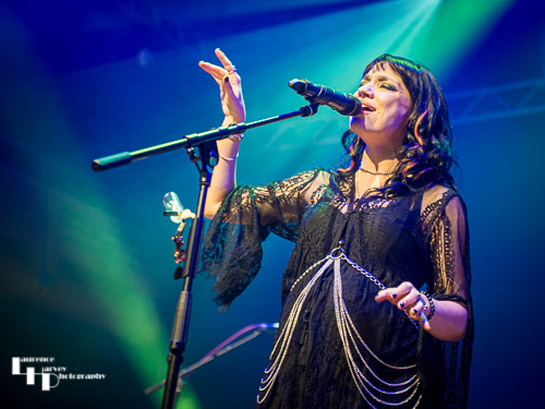 Grace Bond on vocals