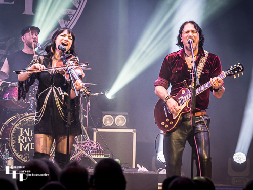 Grace Bond on vocals & violin, Aaron Bond on guitar & vocals