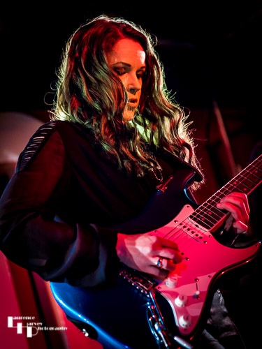 Erja Lyytinen on vocals & guitar