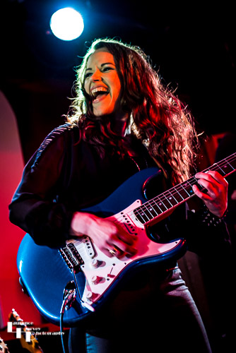 Erja Lyytinen on vocals & guitar