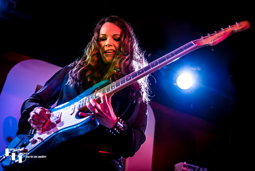 Erja Lyytinen on vocals & guitar