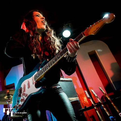 Erja Lyytinen on vocals & guitar