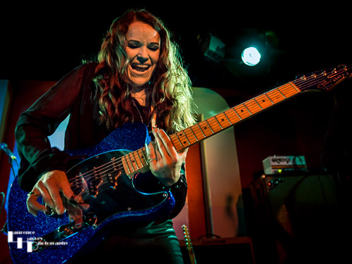 Erja Lyytinen on vocals & guitar