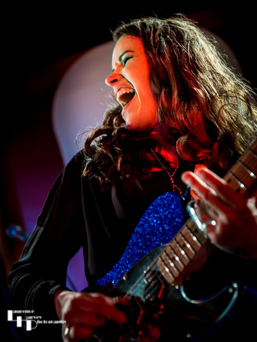 Erja Lyytinen on vocals & guitar