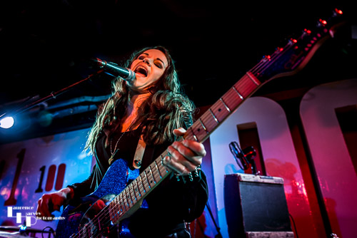 Erja Lyytinen on vocals & guitar