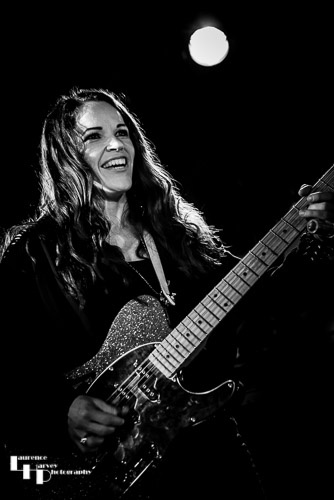 Erja Lyytinen on vocals & guitar