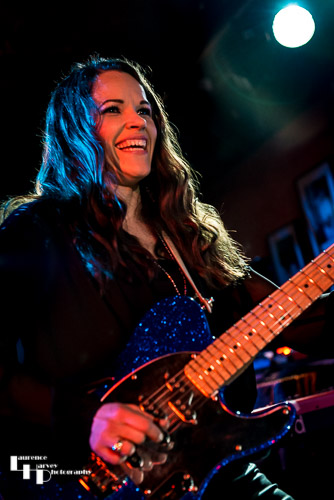 Erja Lyytinen on vocals & guitar