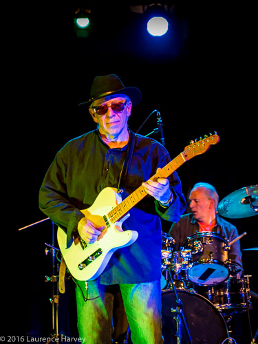 Derik Timms on guitar & vocals