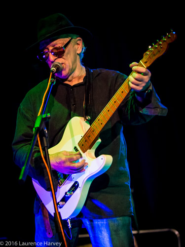 Derik Timms on guitar & vocals