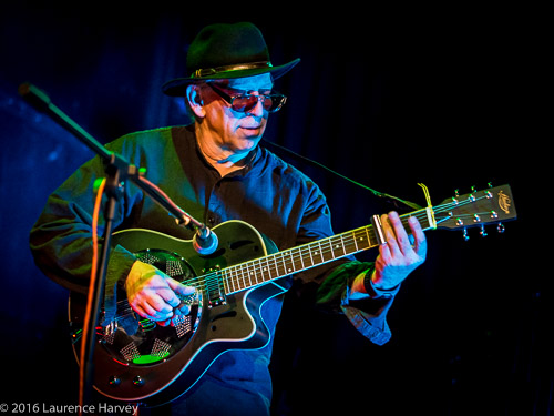 Derik Timms on guitar & vocals