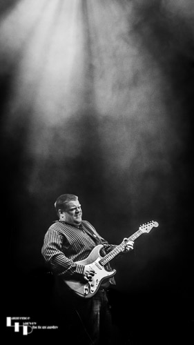 Danny Bryant on guitar & vocals