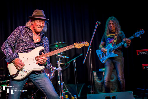 Del Bromham on guitar & vocals